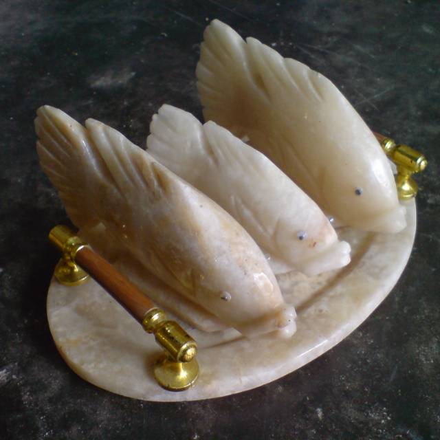 Patung ikan dan nampan onyx Tulungagung