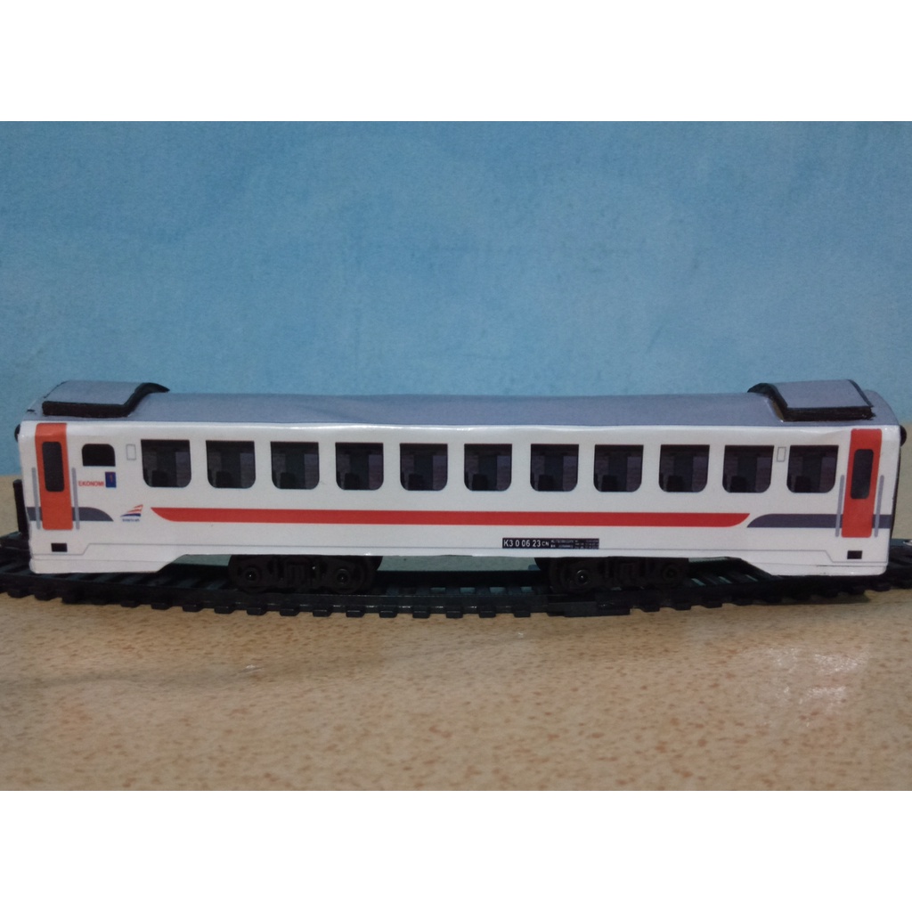 MAINAN GERBONG KERETA KAI  EKSEKUTIF