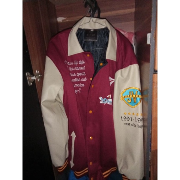 Varsity JAKARTA VIBES J warna merah size L NEW
