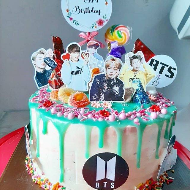 

DRIP CAKE / KUE ULANG TAHUN TEMA BTS