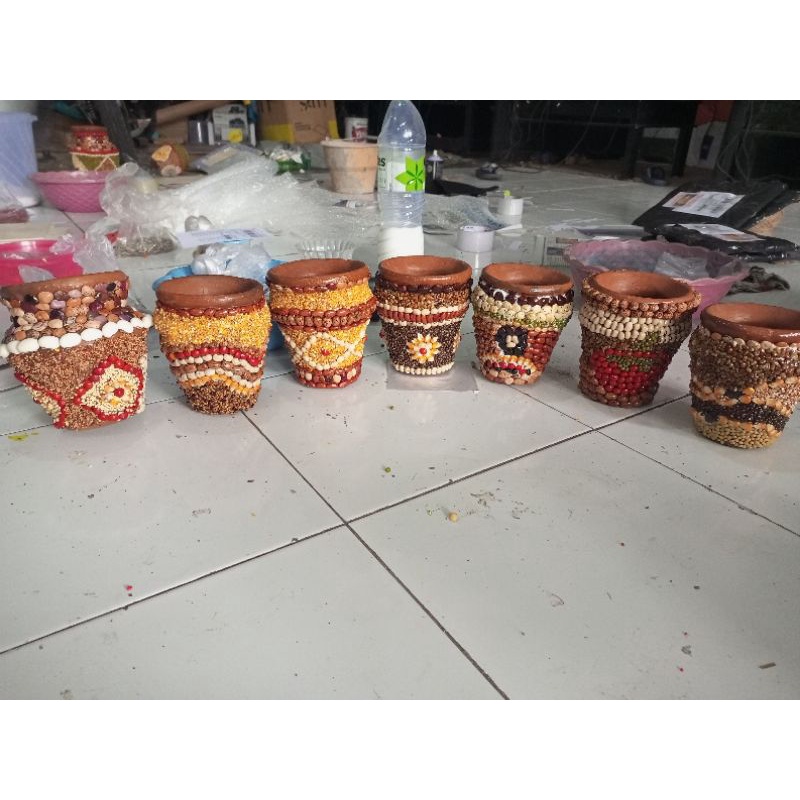 Vas Bunga Tanah Liat Dengan Biji-Bijian