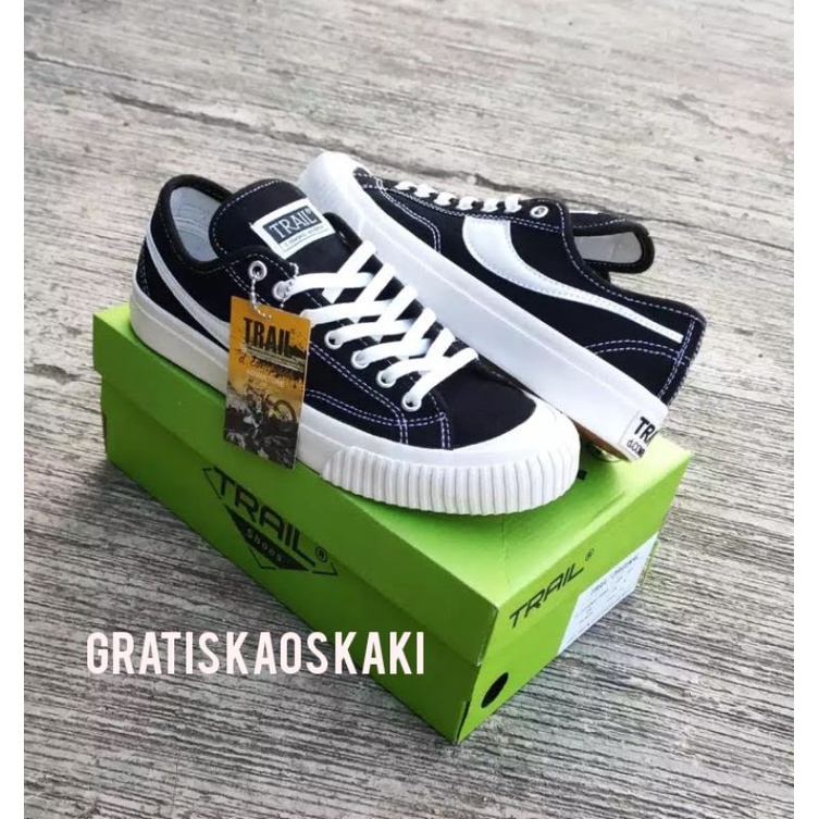 SEPATU SNEAKERS COMPAS LOW TRAIL  ORIGINAL BLACK WHITE PRIA/WANITA