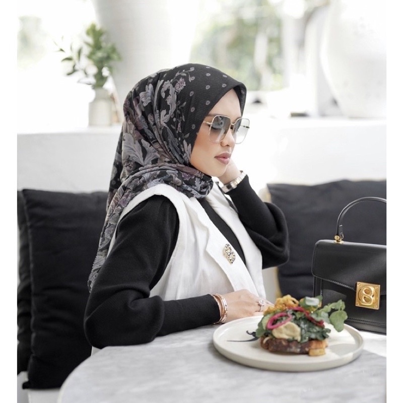 Royale black buttonscarves