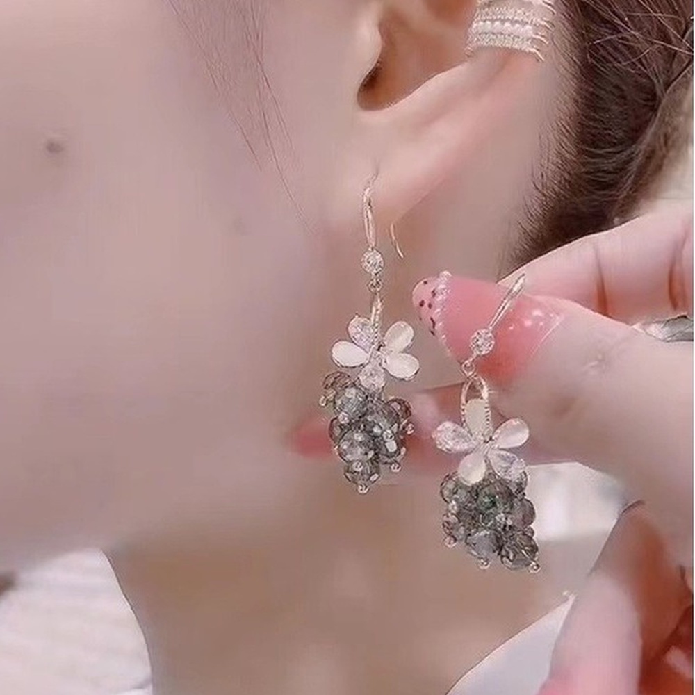 Anting Gantung Panjang Model Bunga Kristal Berkilau Vintage Untuk Wanita