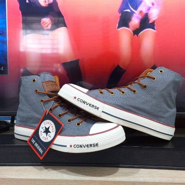 Converse, abu-abu.