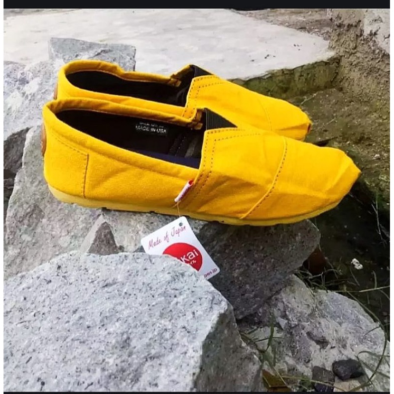 TERLARIS SEPATU WAKAI KUNING HITAM PRIA WANITA/SLIP ON TERMURAH WAKAI PRIA WANITA KUNING HITAM