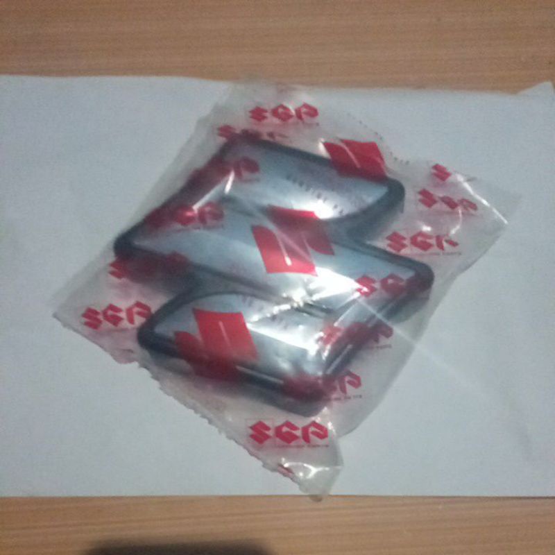 logo Suzuki gril depan APV