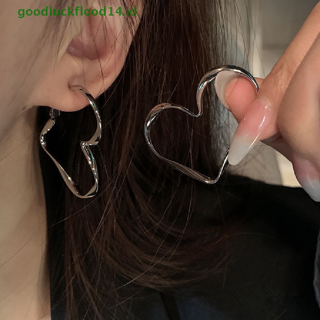 Anting Hoop Bentuk Hati Model Hollow Bahan Metal Warna Emas Silver Gaya Punk Untuk Wanita