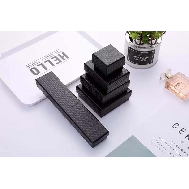 

Gift Box Elegant / Kotak Box Kado Hadiah Aksesoris Motif Quilted Kulit Hitam