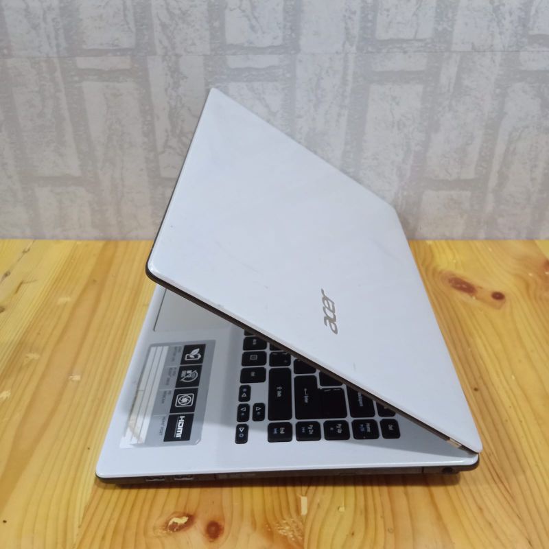 Laptop Acer Aspire E5-471 Cor i3-4030U Ram 4GB HDD 500GB Layar 14 inch Full aplikasi siap pakai