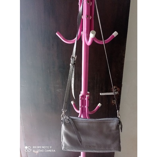 Sling Anne Klein kepala singa