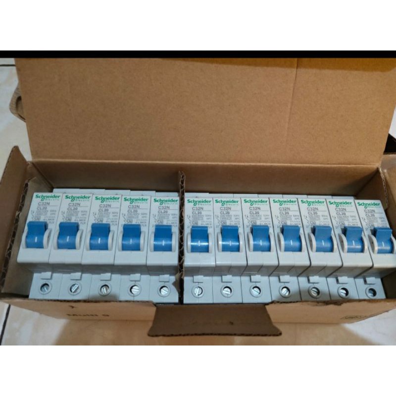 MCB Schneider Aslioriginal PLN biru 2a