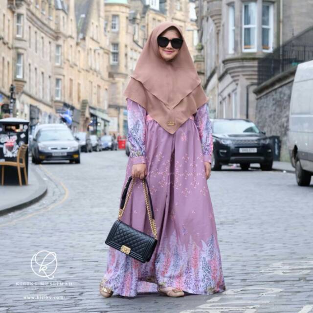 Lupine Pita kiciks muslimah