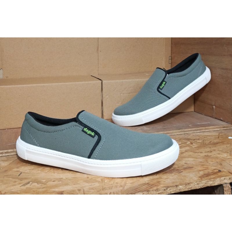 sepatu slip-on pria kasual sepatu sneakers/ kets sepatu sekolah sepatu tampa tali