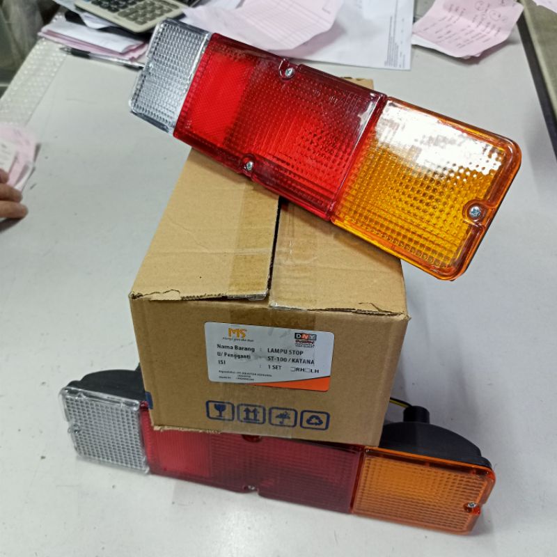 LAMPU STOP/LAMPU REM  BELAKANG SUZUKI CARRY ST 100 PICK UP/KATANA  1set (2pcs) MERK DNY