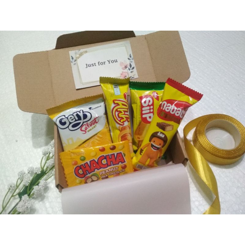 

snack box / snack hampers / hamper / snack gift / kado snack / hadiah ulang tahun / hadiah ultah / kado ultah / kado receh / hadiah murah /