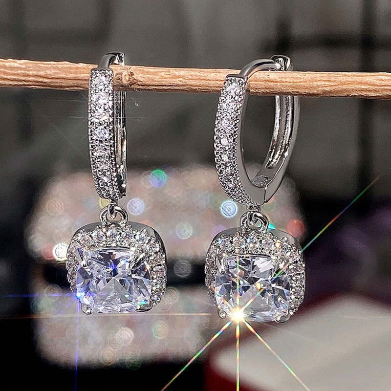 Anting Menjuntai Hias Batu Putih Warna Silver Gaya Klasik Untuk Wanita