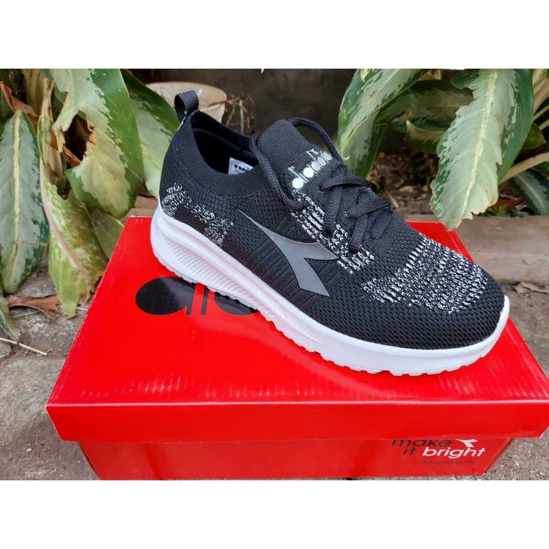 Sepatu Sneakers Wanita Diadora Casello Black