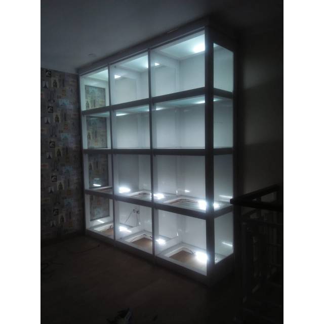 Lemari pajangan kristal mewah