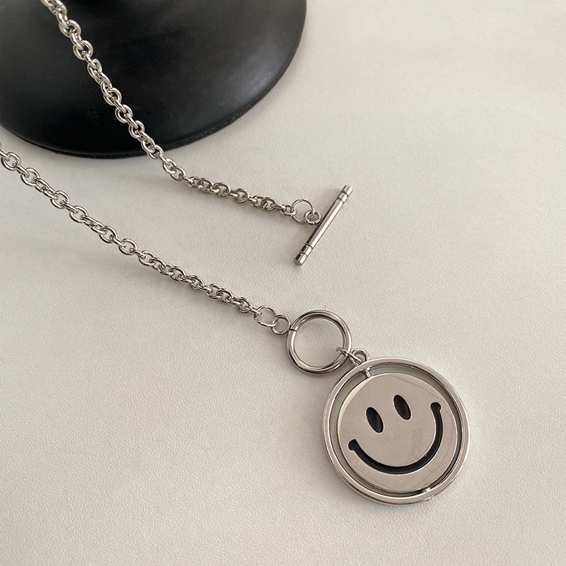 Kalung Rantai Klavikula Dengan Liontin Smiley Dapat Berputar