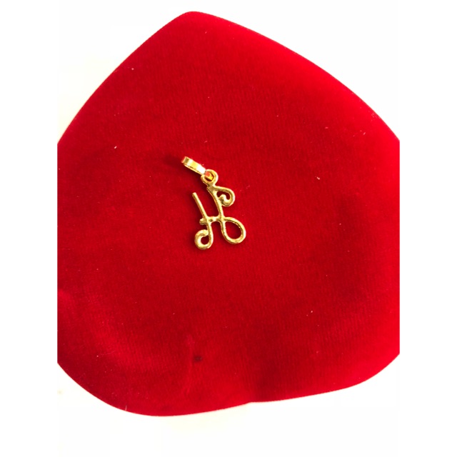 Liontin Huruf “H”