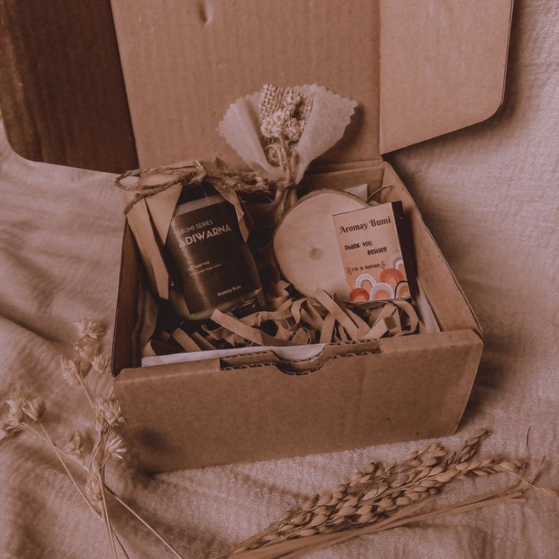 

Gift Set Scented Candle | Hampers Lilin | Kado Wisuda | Graduation gift | Hampers Lebaran Idul Fitri | Hampers Natal | Hampers Tahun Baru | Kado Ultah Ulang Tahun Murah