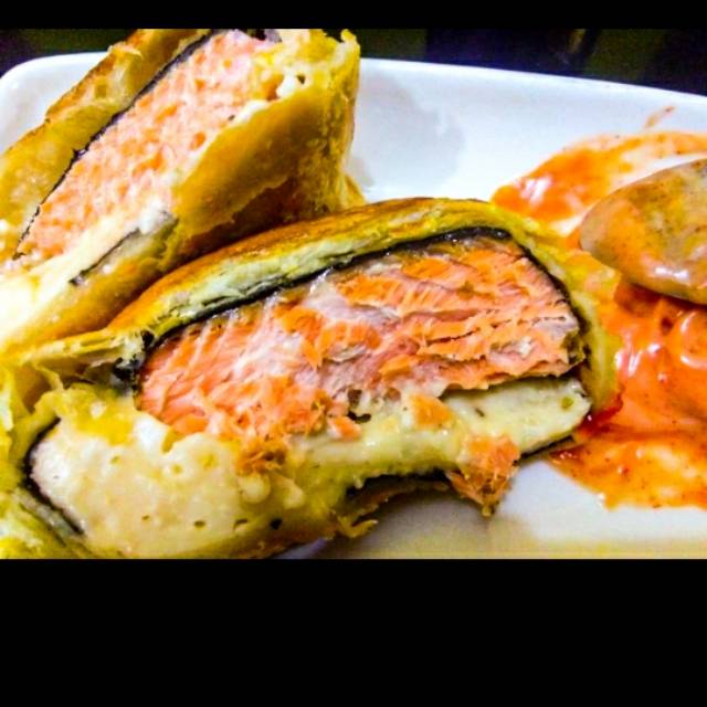 

Crispy Salmon Seaweed with Cheese// Salmonencroute// Salmon wellington