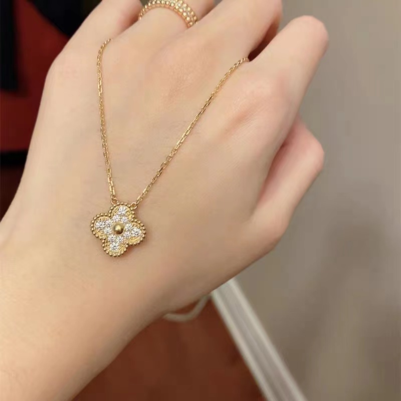 Clover Kalung Rantai Emas 18K Bahan Titanium Steel Tahan Air Dan Lembab Untuk Wanita