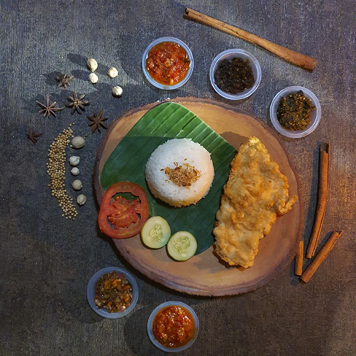 

Paket Hemat 1 (Nasi Putih + Ayam Retak/Ayam Semur)