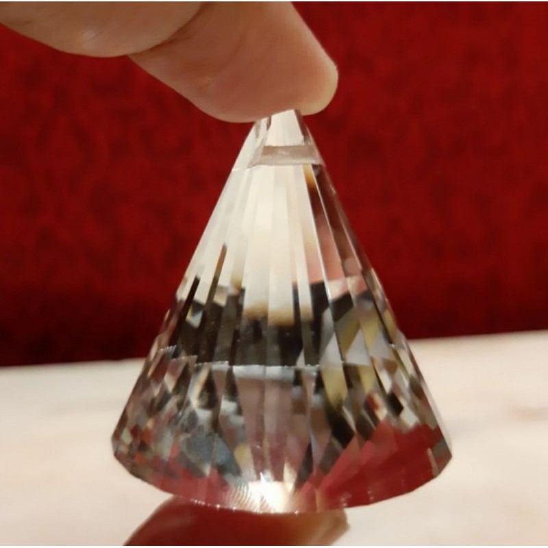 Kristal Eropa Bentuk Unik Seperti Piramid