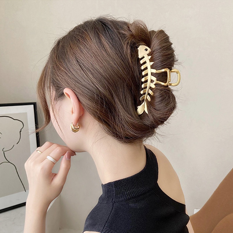 Jepit Rambut Bentuk Tulang Ikan Hiu Aksen Mutiara Bahan Logam Gaya Korea Untuk Wanita