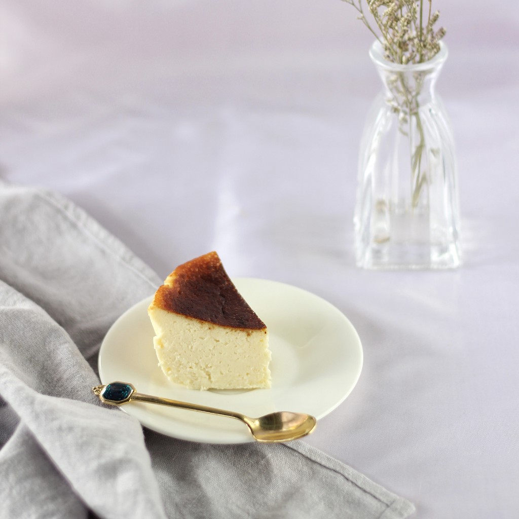 Loure Cakery Basque Cheesecake Basque Burnt Cheese Cake Burnt Cheesecake Diameter 14cm Shopee Indonesia