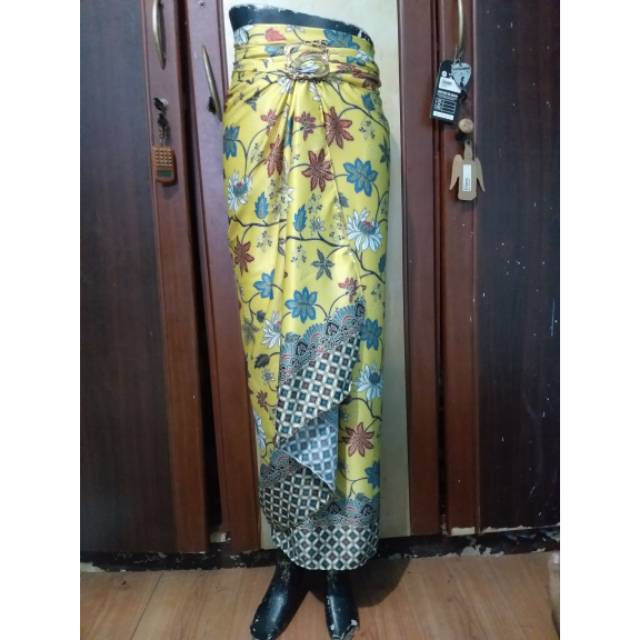 Rok lilit semisutra kuning dan merah