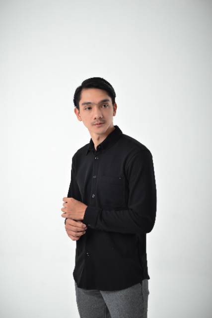 Kemeja Pique Basic Hitam panjang By Mubeng co