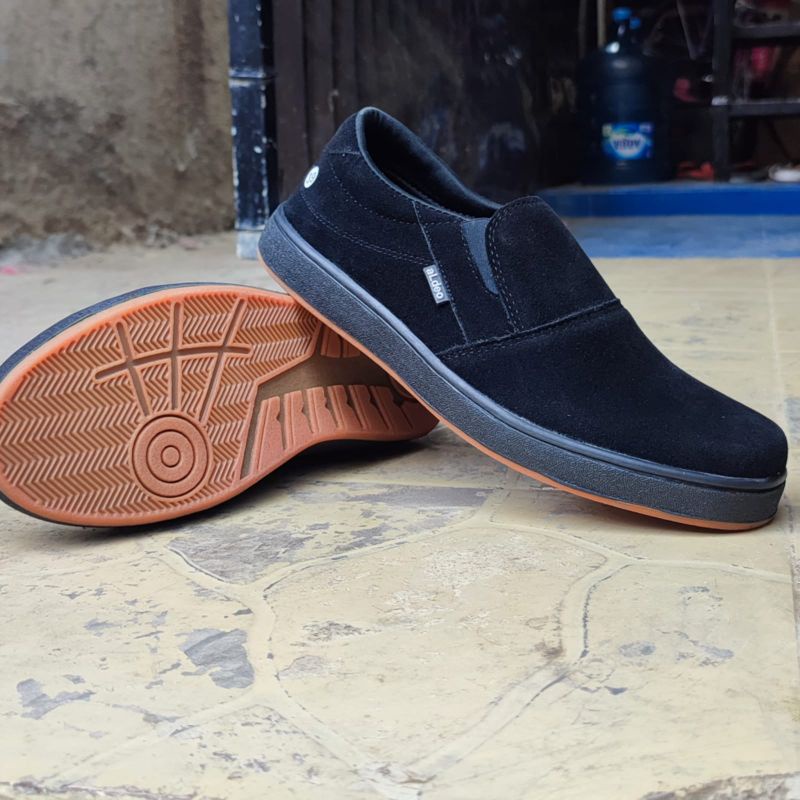Slip On Hitam Polos Sepatu Casual Pria Tanpa Tali untuk Kerja Santai Full White