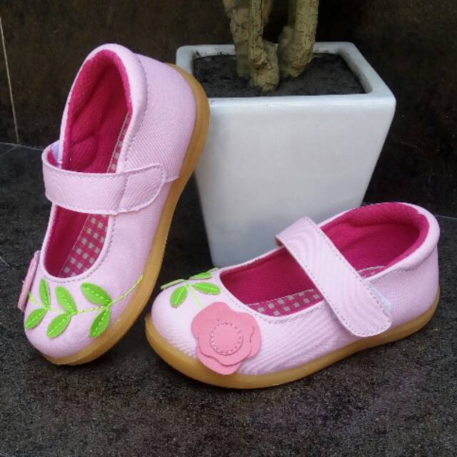  Sepatu  anak  perempuan  umur 1 sampai 3  tahun  model slip on 