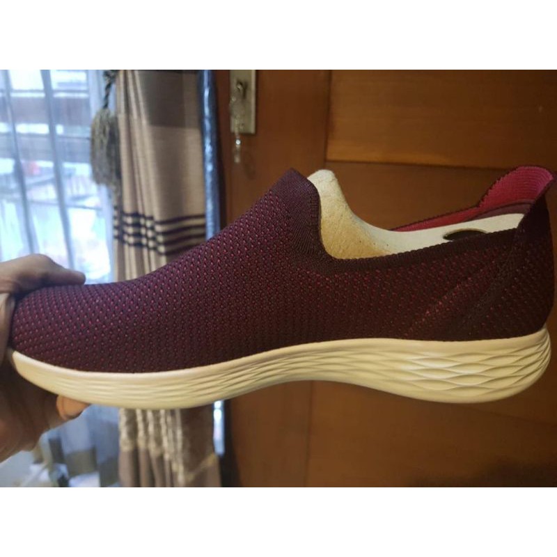 SEPATU SKECHERS MERAH WANITA SIZE 40