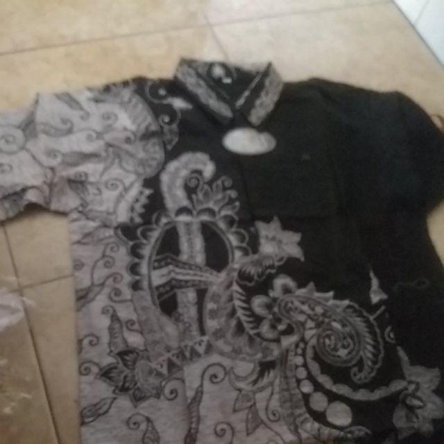 Terbaru Hem Eksport Batik Pria Kerja Kantor Slimfit / Baju Cowok Modern - Hitam Gold Kekinian Casual