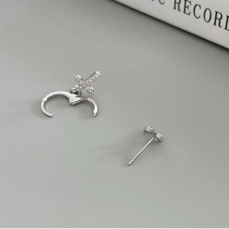 Anting Tusuk Gantung Asimetris Desain Salib Hias Kristal / Zircon Gaya Trendy / Hip Hop Untuk Wanita