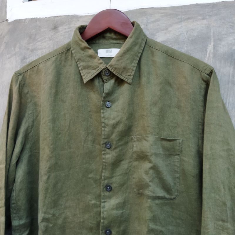 kemeja uniqlo olive green