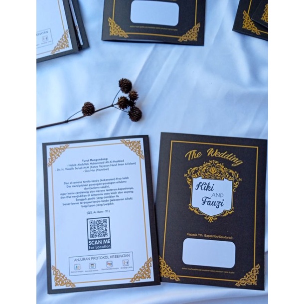 undangan pernikahan simpel elegan warna hitam