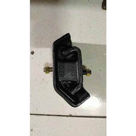 Engine monting bagian belakang Suzuki Forsa