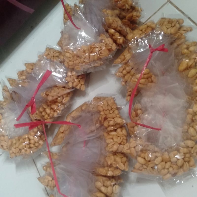 

kacang bawang goreng 1 ikat isi 50 pics/biji kacang tanah kacang di tambah irisan bawang goreng