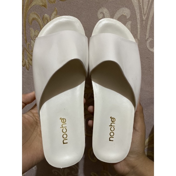 Sepatu wanita noche putih preloved