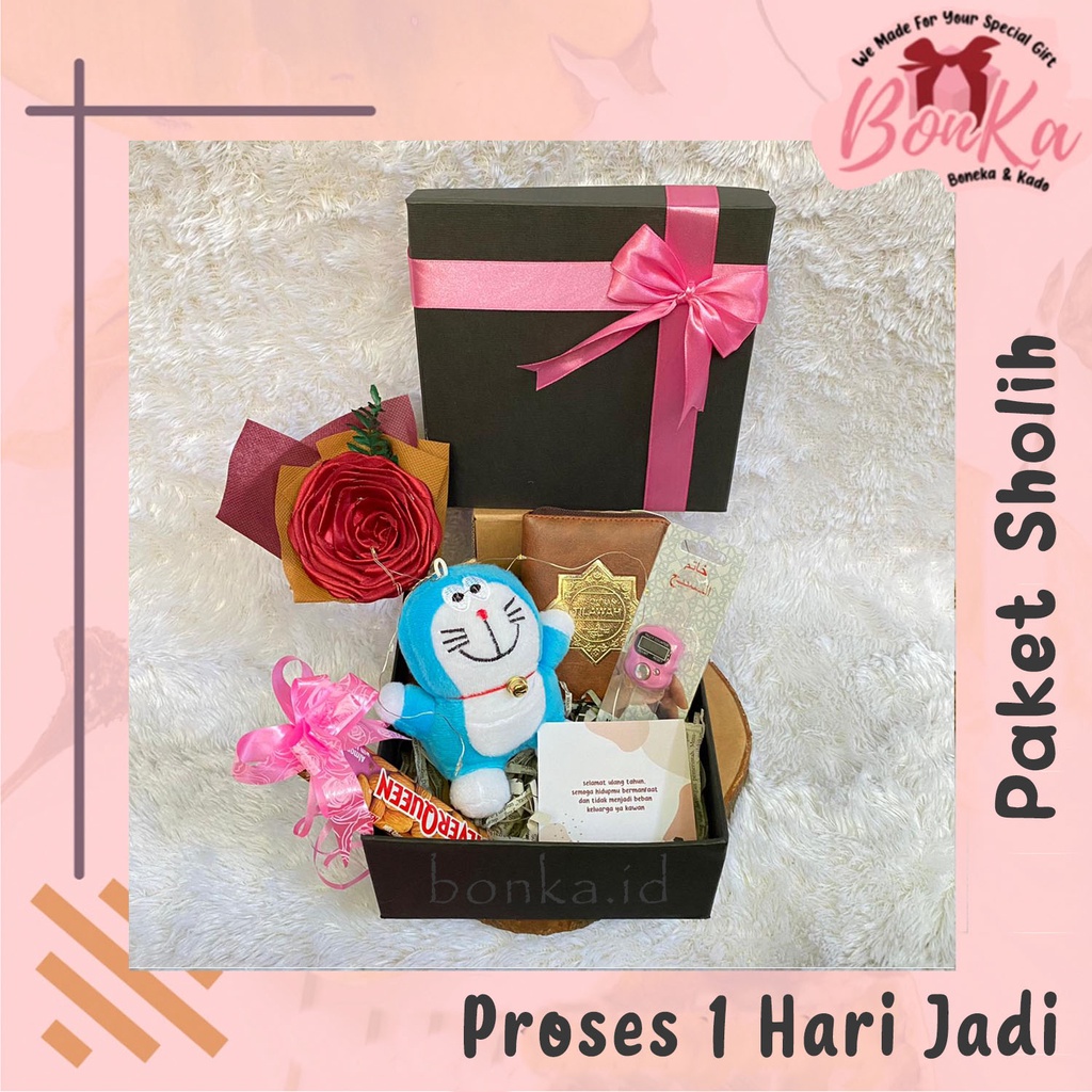 KADO ULANG TAHUN PACAR / KADO CEWEK / PAKET LENGKAP BUKET BUNGA COKLAT SILVERQUEEN ALQURAN TASBIH DI