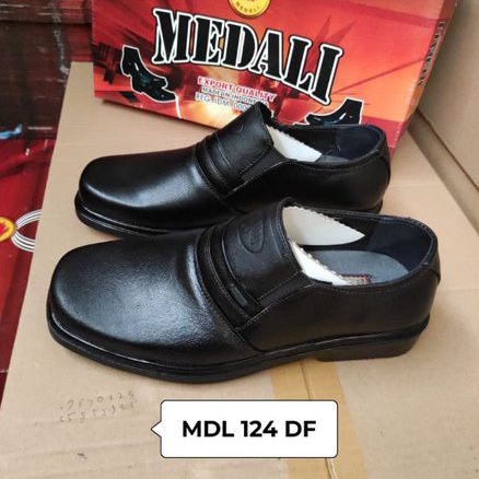 Sepatu kulit pria kantor pantofel sepatu kerja formal tampil lebih keren