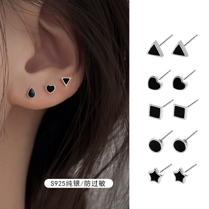 1 Pasang Anting S925 Silver Needle Bentuk Hati Geometris Mini Warna Hitam Untuk Pria Dan Wanita