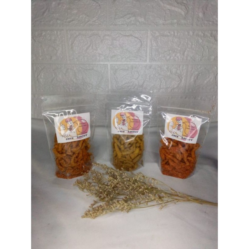 

Jualan Ibu keripik usus santuyy kemasan 70 gram.