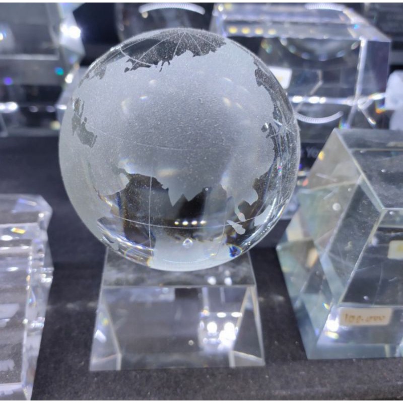 Bola crystal Bola dunia atau globe diameter 8cm dengan lampu display