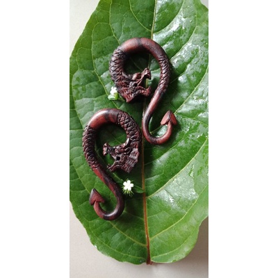 anting kayu motif naga